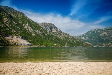 Karadağ 'ın Kotor körfezindeki küçük Morinj köyünün küçük plajından manzara