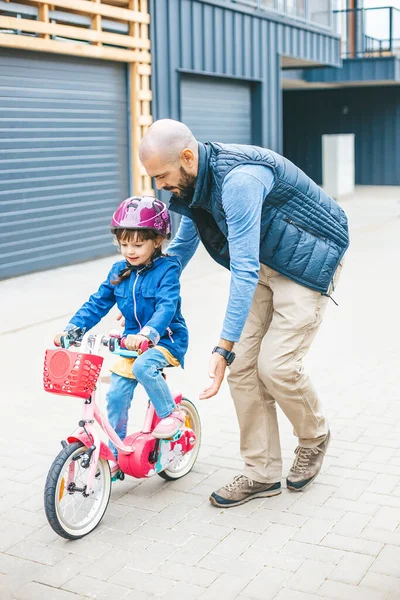 Père Apprenant Petite Fille Faire Vélo Dans Rue — Photo