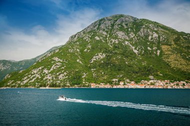 Ünlü Kotor Koyu 'ndaki tarihi Perast kasabasının güzel manzarası güzel güneşli bir günde mavi gökyüzü ve yazları bulutlar, Karadağ