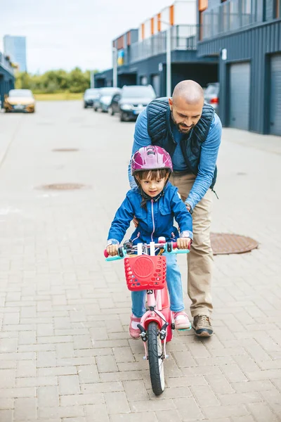 Fille Vélo Avec Hepl Son Père Père Apprenant Petite Fille — Photo