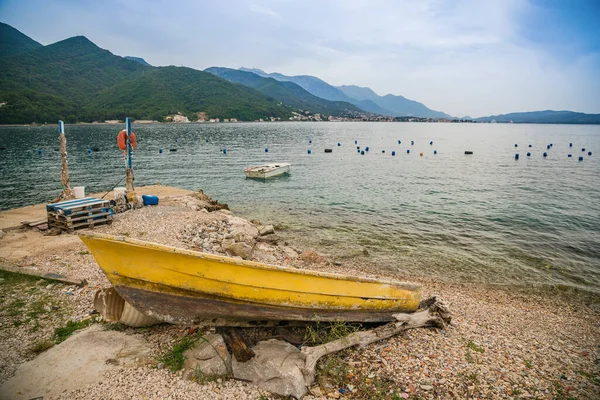 Altes Gelbes Boot Ufer Der Nähe Der Muschel Und Austernfarm — Stockfoto