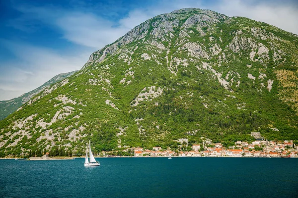 Biały Jacht Pływający Wzdłuż Historycznego Miasta Perast Słynnej Zatoce Kotor — Zdjęcie stockowe