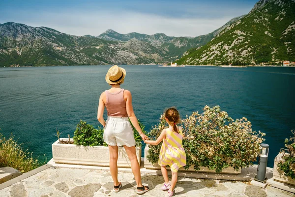 年轻女子和她的小女儿欣赏着黑山科托尔湾的景色 — 图库照片