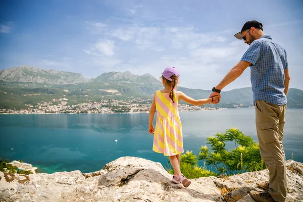 小女孩牵着她父亲的手 站在悬崖边 望着黑山的科托尔湾 也被称为博卡湾 — 图库照片