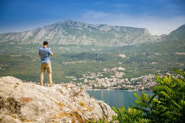 Der Touristenmann Betrachtet Die Stadt Herceg Novi Der Bucht Von — Stockfoto