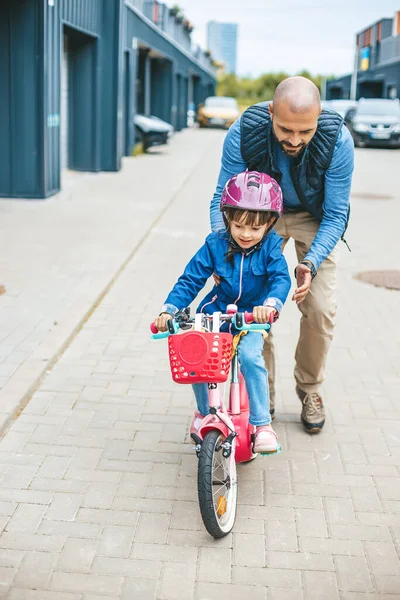 Père Apprenant Petite Fille Faire Vélo Fille Vélo Avec Hepl — Photo