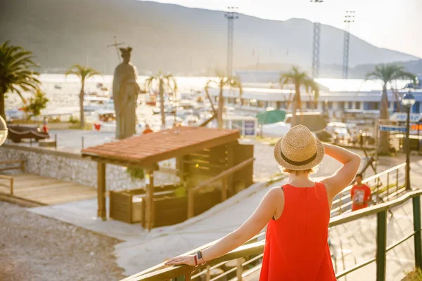 Rückansicht Einer Frau Mit Strohhut Der Strandpromenade Herceg Novi Bucht — Stockfoto