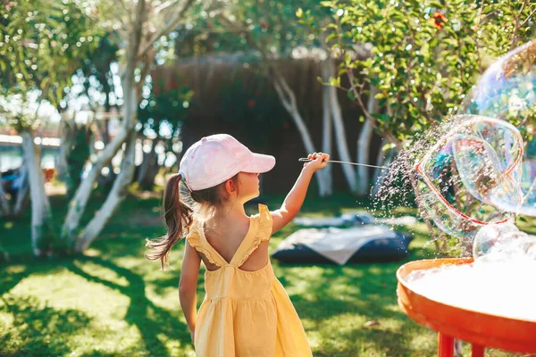 Menina Fazendo Grandes Bolhas Sabão Verão Atividades Livre — Fotografia de Stock