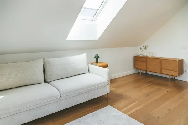 Gemütliches Minimalistisches Gästezimmer Mit Sofa Und Holzschrank — Stockfoto