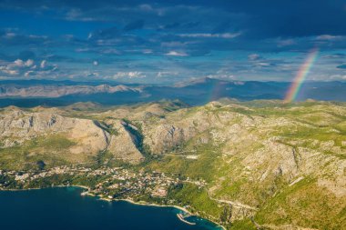 Hırvatistan 'da gökkuşağı ve Adriyatik kıyı şeridine sahip resimli hava manzarası uçaktan