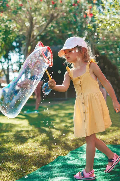 Menina Bonito Fazendo Bolha Sabão Muito Grande Verão Atividades Livre — Fotografia de Stock