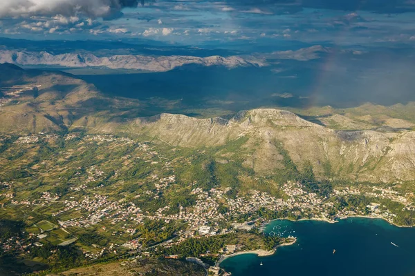 从飞机上俯瞰克罗地亚美丽的亚得里亚海海岸线和山脉 — 图库照片