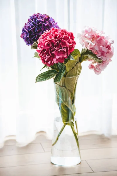 Boeket Van Drie Kleurrijke Bloeiende Hortensia Bloemen Een Vaas — Stockfoto