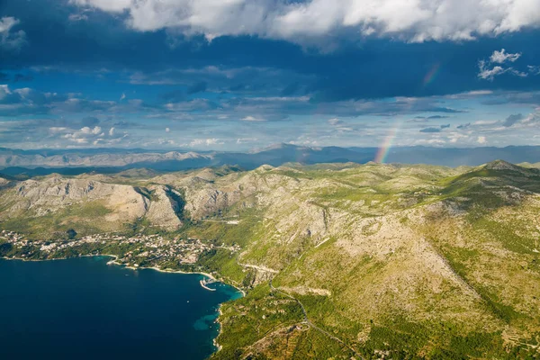 从飞机上俯瞰克罗地亚达尔马提亚地区美丽的彩虹和亚得里亚海海岸线 — 图库照片