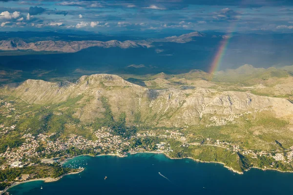 从飞机上俯瞰克罗地亚境内彩虹 高山和亚得里亚海海岸线的风景如画的空中景观 — 图库照片