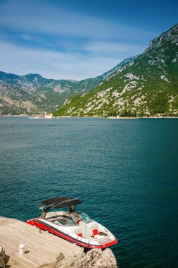 Karadağ 'ın ünlü Kotor Körfezi kıyısında demirlemiş küçük bir yat