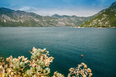 Perast kasabası yakınlarındaki Kotor Körfezi 'nde, Karadağ' ın Kayalıkların Hanımefendisi kilisesiyle ünlü bir ada var.