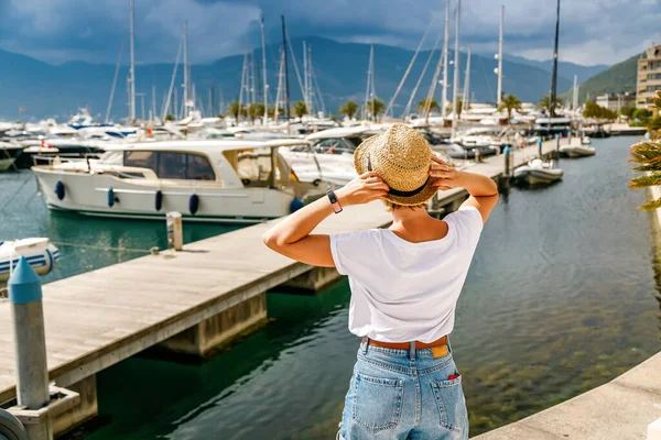 Bakifrån Turist Kvinna Tittar Båtarna Hamnen Tivat Kotor Bay Montenegro — Stockfoto