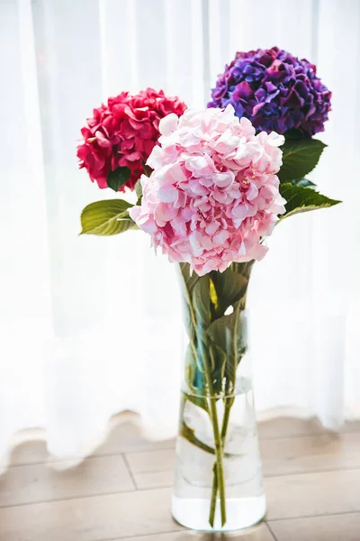 Boeket Kleurrijke Bloeiende Hortensia Bloemen Een Vaas — Stockfoto