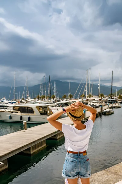 Rückansicht Einer Touristin Mit Strohhut Der Strandpromenade Tivat Bucht Von — Stockfoto