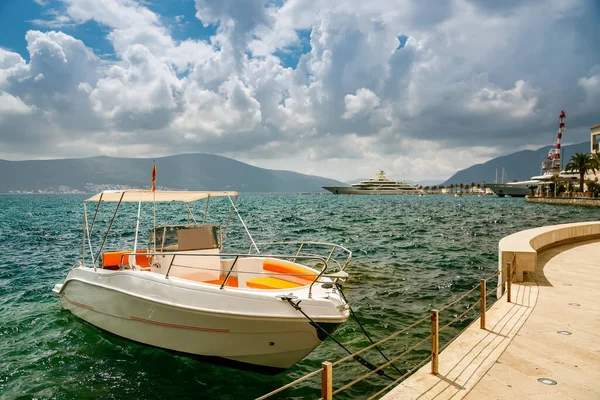 Seascape Nábřeží Tivat Malou Vyhlídkovou Lodí Pronájmu Černá Hora — Stock fotografie