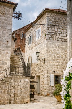 Karadağ 'ın en güzel şehirlerinden biri olan Perast' taki eski tipik taş evler.