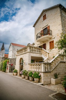 Karadağ 'ın Boka Kotor körfezindeki Perast kentinde tipik taş evlerin bulunduğu sokak