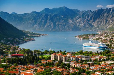 Güzel Karadağ 'ın Kotor kasabası ve Kotor körfezi havadan bakıldığında büyük bir yolcu gemisiyle