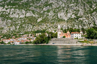 Karadağ 'ın Kotor kenti yakınlarındaki deniz kıyısında yer alan St. Matthias Kilisesi