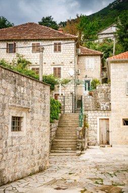 Karadağ 'ın en güzel şehirlerinden biri olan Perast' ta eski taş evleri olan küçük bir sokak.