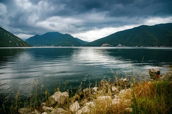 Nebelige Und Atmosphärisch Bewölkte Landschaft Der Bucht Von Kotor Montenegro — Stockfoto
