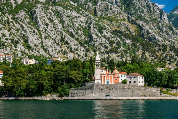 Der Idyllischen Montenegrinischen Küste Der Nähe Der Stadt Kotor Steht — Stockfoto