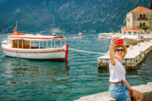 Mujer Turista Haciendo Selfie Móvil Sentado Hermoso Paseo Marítimo Pequeña — Foto de Stock