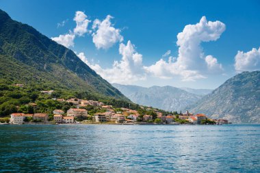 Karadağ 'ın Kotor Körfezi' nin muhteşem kıyı manzarası, sevimli ve çekici evlerle süslenmiş.