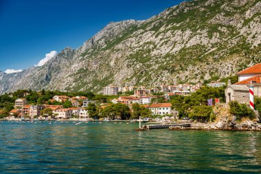 Karadağ 'daki Kotor Körfezi' nin kıyı şeridine küçük beyaz evler eşlik ediyor