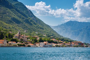 Karadağ 'ın Kotor Körfezi kıyısında eski taş evleri olan küçük bir köy.