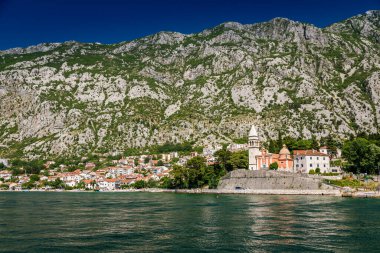 St. Matthias Kilisesi ile Kotor kasabası yakınlarındaki Kotor Körfezi 'nin güzel manzarası.