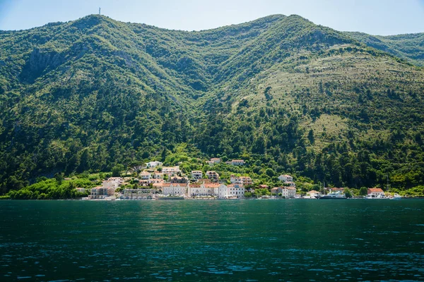Spettacolare Vista Del Piccolo Villaggio Sulla Costa Montenegrina Nella Baia — Foto Stock