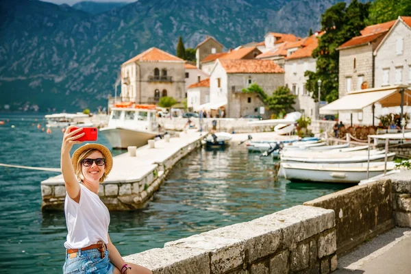 Toeristische Vrouw Maakt Een Selfie Zittend Dijk Van Het Mooie — Stockfoto