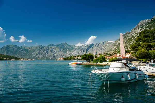 Hermosa Vista Con Yate Blanco Puerto Kotor Montenegro — Foto de Stock