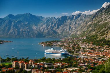 Karadağ 'ın Kotor Körfezi, manzaralı ve masmavi sularıyla havadan bakan büyük bir yolcu gemisiyle