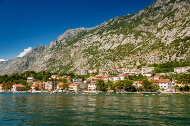 Kotor Körfezi 'ndeki Karadağ kıyılarına bakan küçük konut evleri görülüyor
