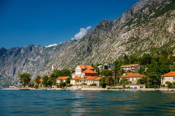 Прекрасные Старинные Каменные Дома Берегу Моря Бока Которского Залива Черногории — стоковое фото