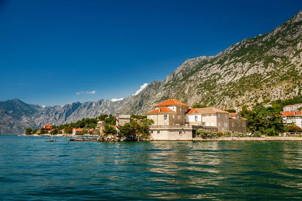 Красивый Берег Которского Залива Черногории Старыми Каменными Домами — стоковое фото