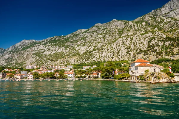 Paisaje Costa Bahía Kotor Montenegro Complementado Por Lindas Casas Privadas — Foto de Stock