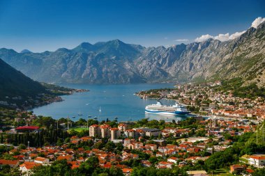 Kotor kasabası ve Kotor Körfezi 'nin havadan bakıldığında büyük bir yolcu gemisi, Karadağ