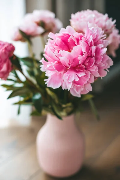 Nahaufnahme Schöner Frischer Strauß Rosa Pfingstrosen Einer Rosa Vase — Stockfoto