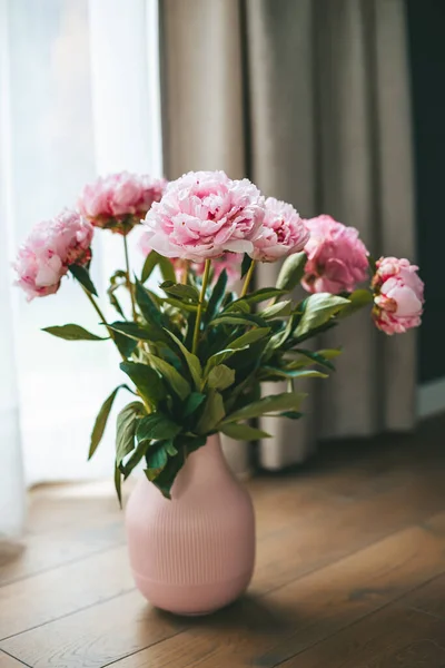 Frisch Schöner Strauß Zarter Rosa Pfingstrosen Einer Rosa Vase — Stockfoto
