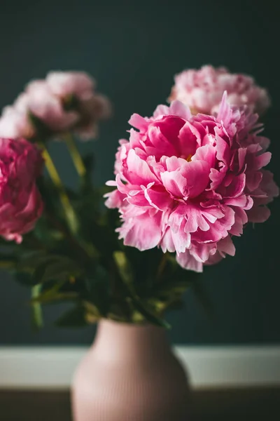 Mooi Boeket Van Roze Pioenrozen Bloemen Roze Vaas Een Zwarte — Stockfoto