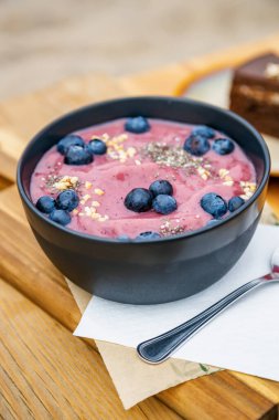 Taze yaban mersini ve chia çekirdekli smoothie kasesi. Sağlıklı vejetaryen gıda konsepti.